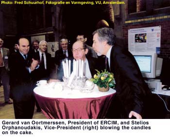 Gerard van Oortmerssen, President of ERCIM, and Stelios Orphanoudakis, Vice-President (right) blowing the candles on the cake.