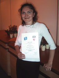 Simona Orzan proudly shows her best paper award. 