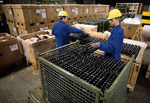 Figure 1: Workers loading containers with parts. Courtesy by the online magazine 'logistics pilot'.